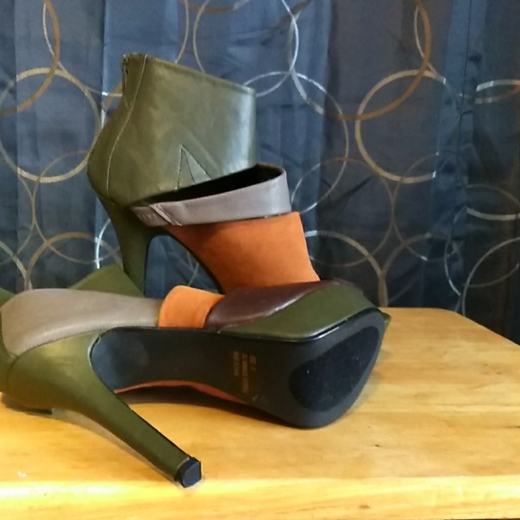 Heels - Picture 3 of 4